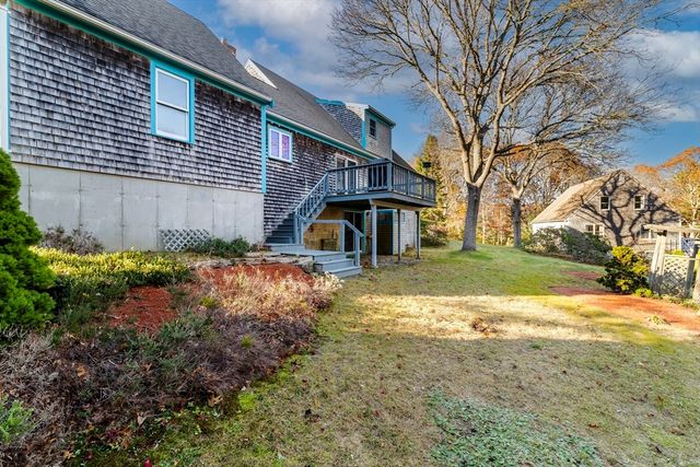 23 Meadowood Ln, Falmouth, MA 02536