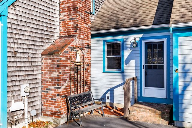 23 Meadowood Ln, Falmouth, MA 02536