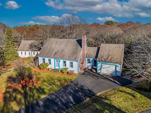 23 Meadowood Ln, Falmouth, MA 02536