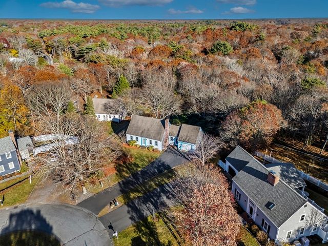 23 Meadowood Ln, Falmouth, MA 02536
