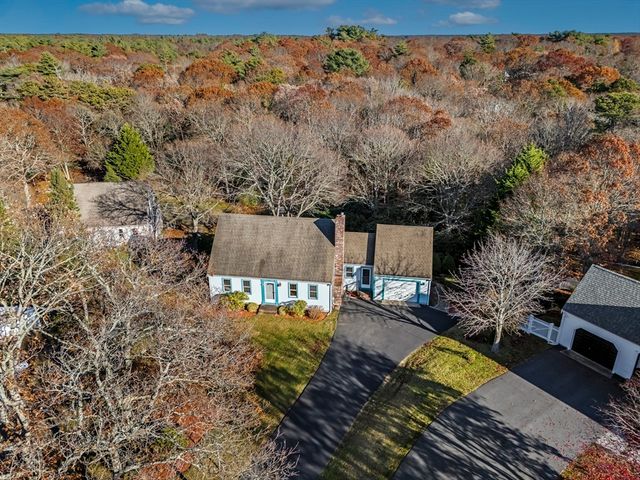 23 Meadowood Ln, Falmouth, MA 02536