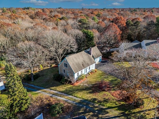 23 Meadowood Ln, Falmouth, MA 02536