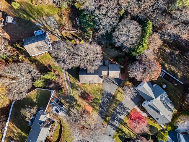 23 Meadowood Ln, Falmouth, MA 02536