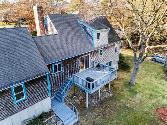 23 Meadowood Ln, Falmouth, MA 02536