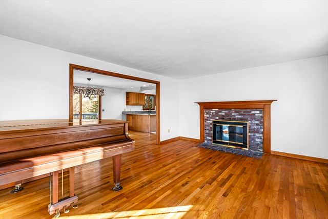 23 Meadowood Ln, Falmouth, MA 02536