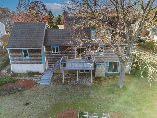 23 Meadowood Ln, Falmouth, MA 02536