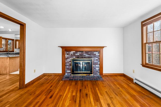 23 Meadowood Ln, Falmouth, MA 02536