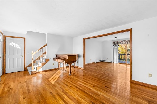 23 Meadowood Ln, Falmouth, MA 02536