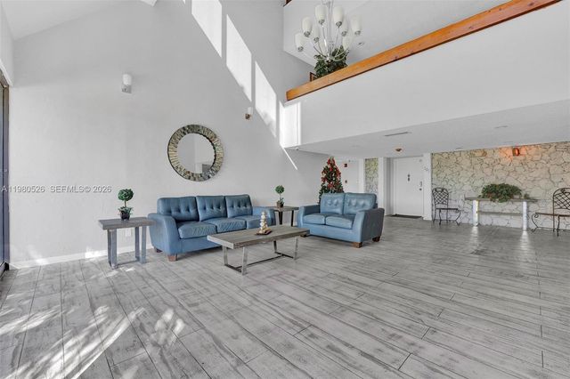 230 Lakeview Dr 206, Weston, FL 33326