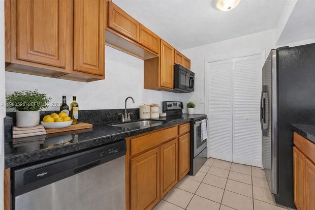 230 Lakeview Dr 206, Weston, FL 33326