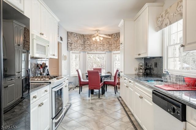 15 Paradise Pl, Roseland Boro, NJ 07068