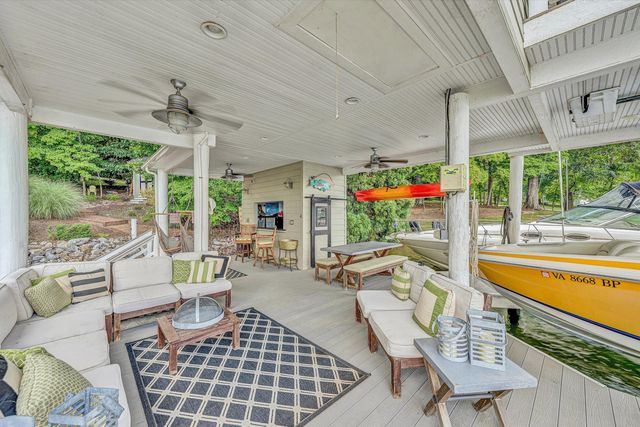 150 Providence LN, Union Hall, VA 24176