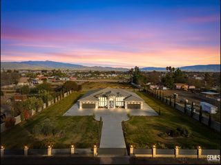 613 S Sterling Road, Bakersfield, CA 93307