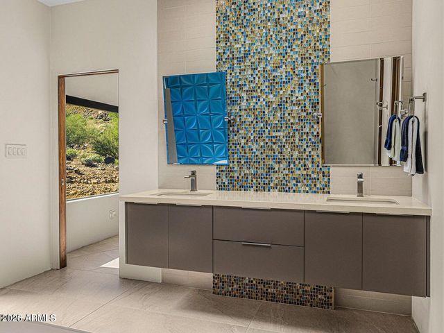6331 E Hummingbird Lane, Paradise Valley, AZ 85253