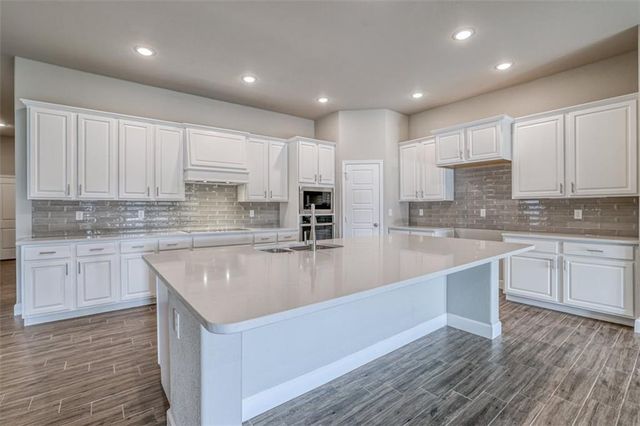 18430 W 195th Terrace, Spring Hill, KS 66083