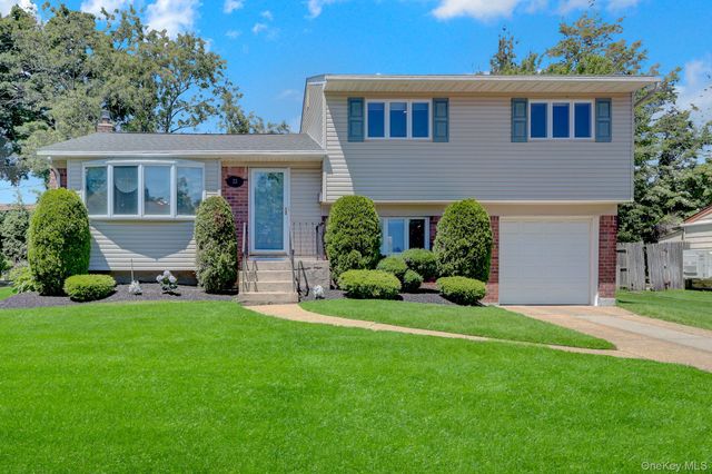 33 Brook Path, Plainview, NY 11803