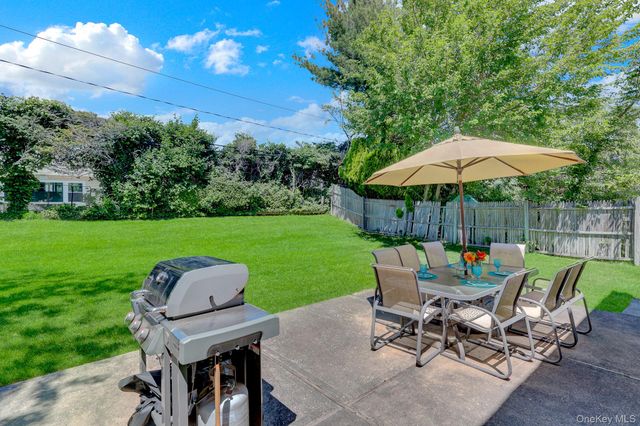 33 Brook Path, Plainview, NY 11803