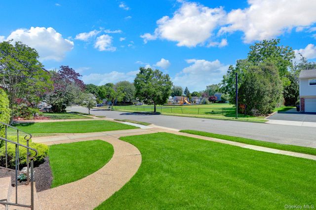 33 Brook Path, Plainview, NY 11803
