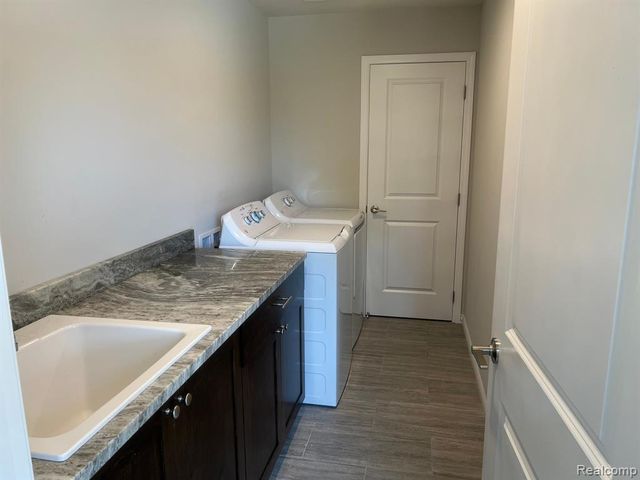 4100 Secluded Pines Dr, Sterling Heights, MI 48314