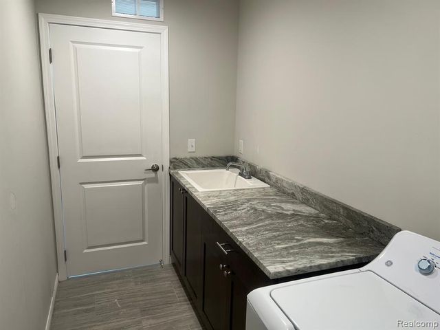 4100 Secluded Pines Dr, Sterling Heights, MI 48314