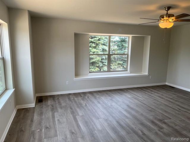 4100 Secluded Pines Dr, Sterling Heights, MI 48314