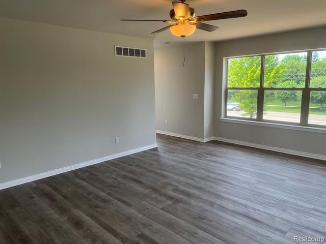 4100 Secluded Pines Dr, Sterling Heights, MI 48314