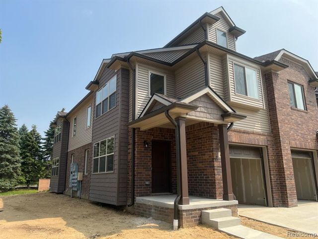 4100 Secluded Pines Dr, Sterling Heights, MI 48314