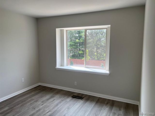 4100 Secluded Pines Dr, Sterling Heights, MI 48314