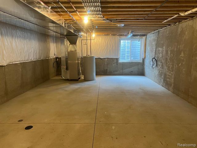 4100 Secluded Pines Dr, Sterling Heights, MI 48314