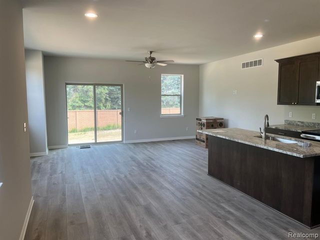4100 Secluded Pines Dr, Sterling Heights, MI 48314