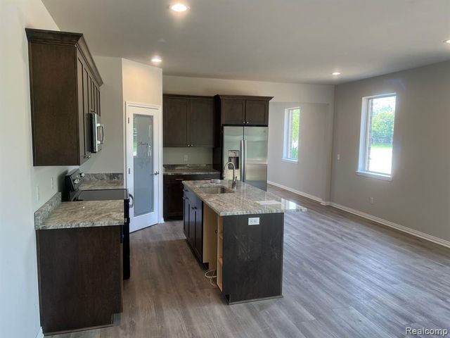 4100 Secluded Pines Dr, Sterling Heights, MI 48314