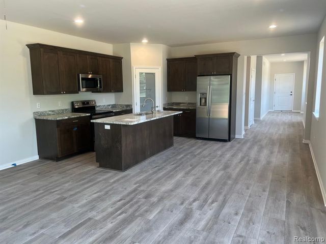 4100 Secluded Pines Dr, Sterling Heights, MI 48314