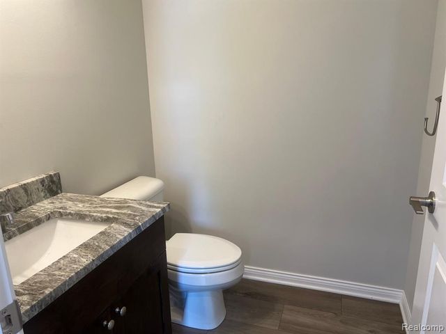 4100 Secluded Pines Dr, Sterling Heights, MI 48314