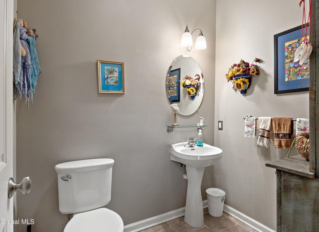 6 Robins Nest, Niskayuna, NY 12309