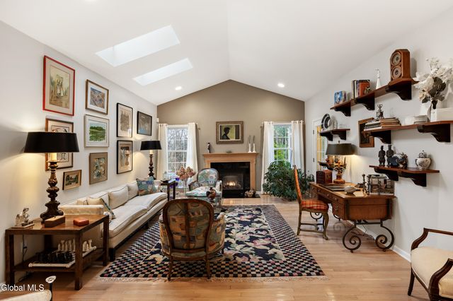 6 Robins Nest, Niskayuna, NY 12309