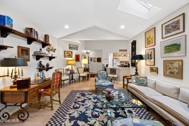 6 Robins Nest, Niskayuna, NY 12309