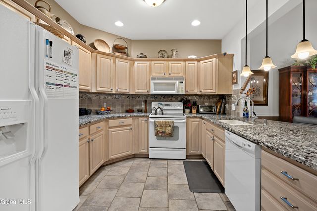 6 Robins Nest, Niskayuna, NY 12309