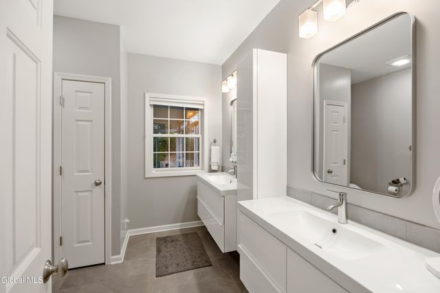 6 Robins Nest, Niskayuna, NY 12309