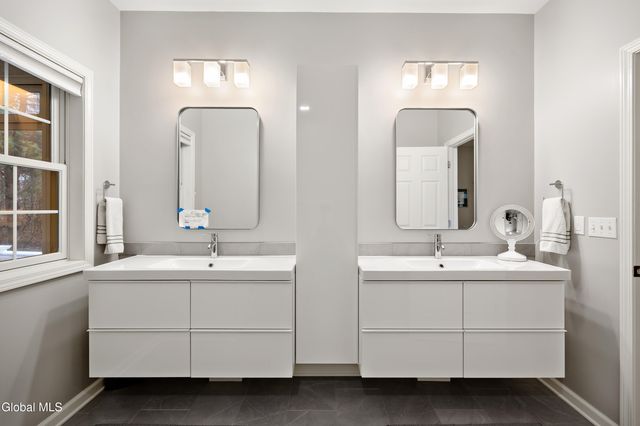 6 Robins Nest, Niskayuna, NY 12309