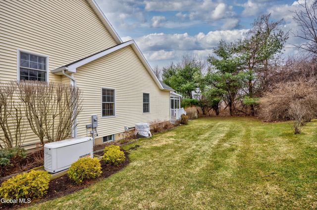 6 Robins Nest, Niskayuna, NY 12309