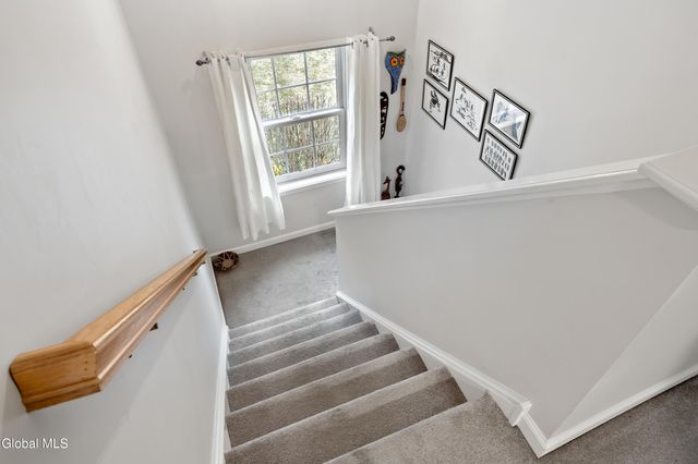 6 Robins Nest, Niskayuna, NY 12309