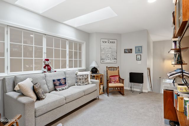 6 Robins Nest, Niskayuna, NY 12309