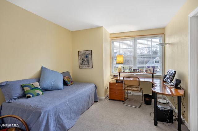 6 Robins Nest, Niskayuna, NY 12309