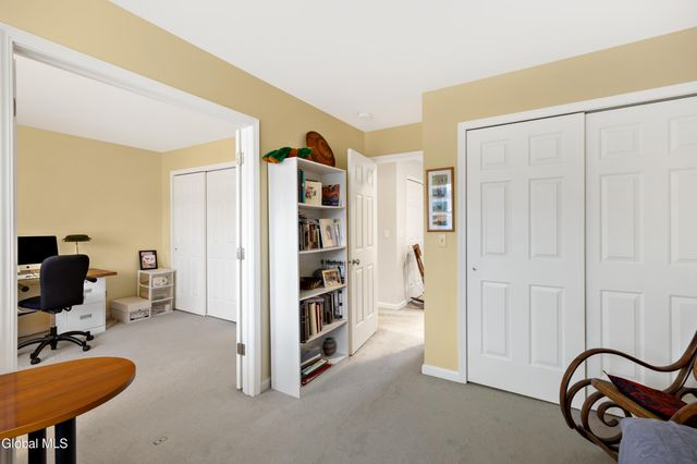 6 Robins Nest, Niskayuna, NY 12309