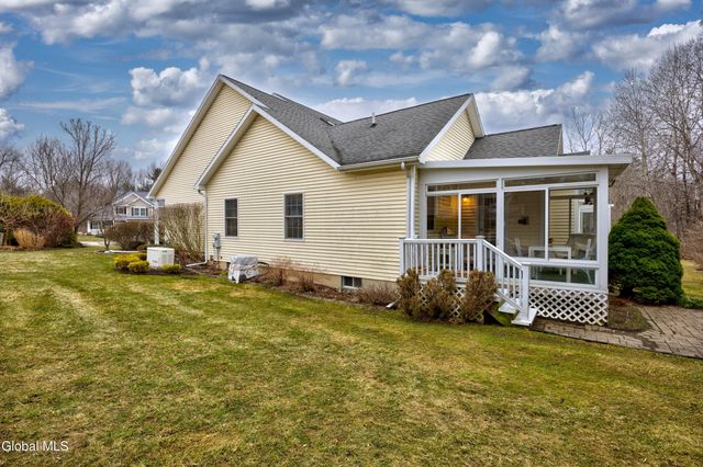 6 Robins Nest, Niskayuna, NY 12309