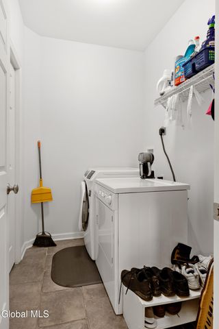 6 Robins Nest, Niskayuna, NY 12309