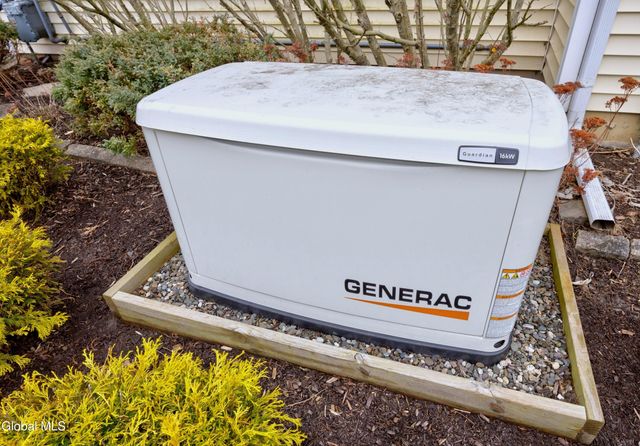 6 Robins Nest, Niskayuna, NY 12309