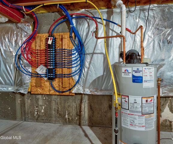 6 Robins Nest, Niskayuna, NY 12309