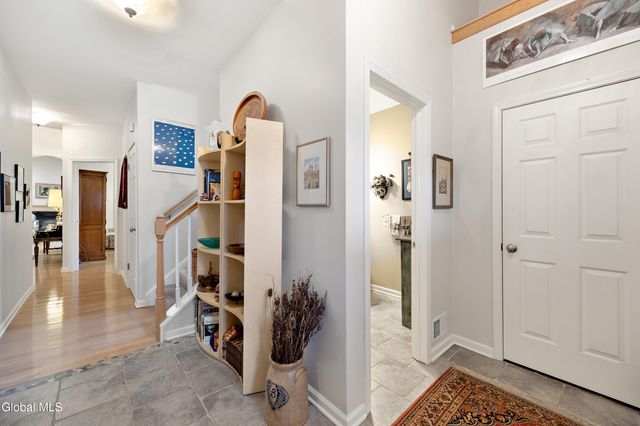 6 Robins Nest, Niskayuna, NY 12309