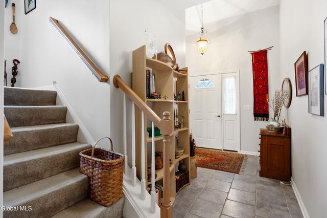 6 Robins Nest, Niskayuna, NY 12309